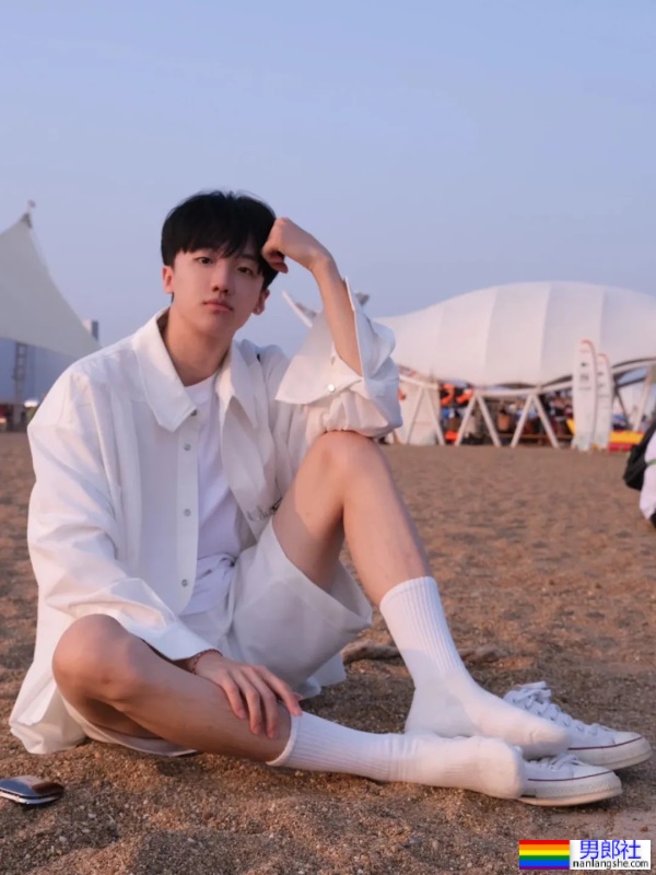 小哥哥面容清秀俊美，肤质白皙 - 51虹马