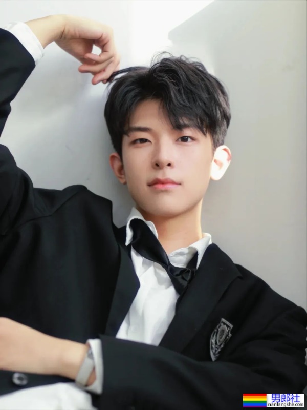 正装哥哥，迷s人 - 51虹马