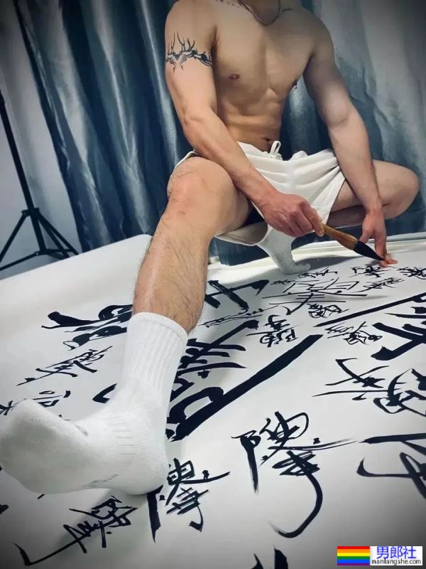 肌肉推特博主车祸住院，仍坚持卧床营业！ - 51虹马