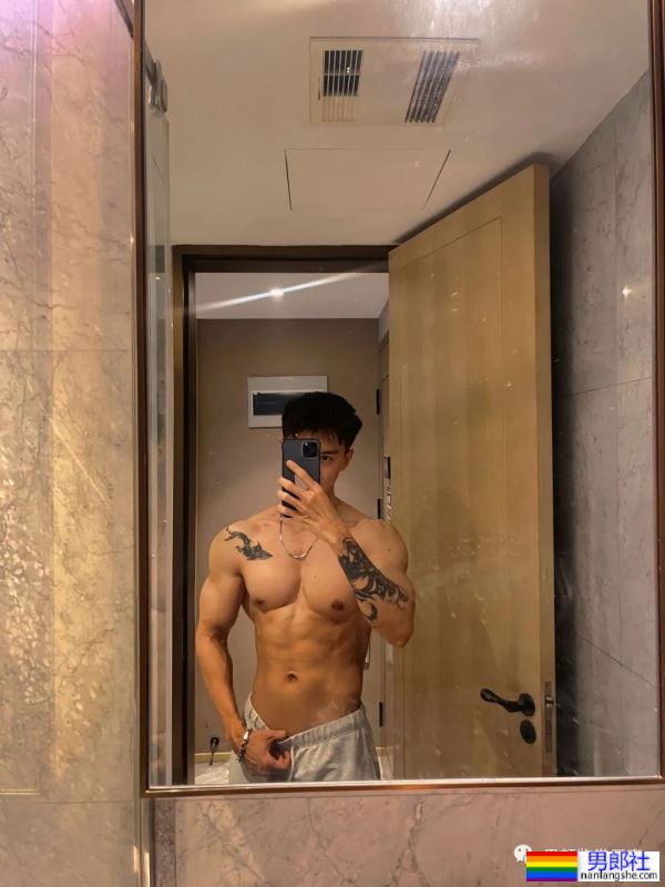 集体育生＋美术生于一体的腹肌男人 - 51虹马