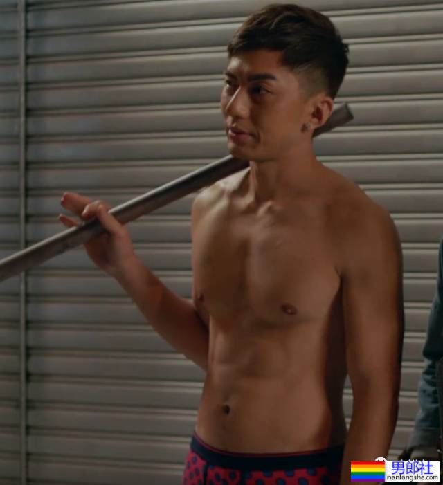 香港先生因《新闻女王》翻红，早期泳装照立马就被扒了出来！ - 51虹马