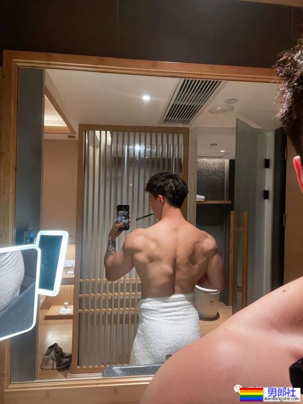 集体育生＋美术生于一体的腹肌男人 - 51虹马