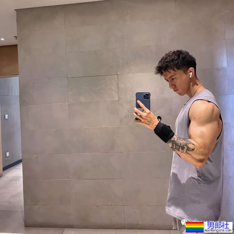 集体育生＋美术生于一体的腹肌男人 - 51虹马