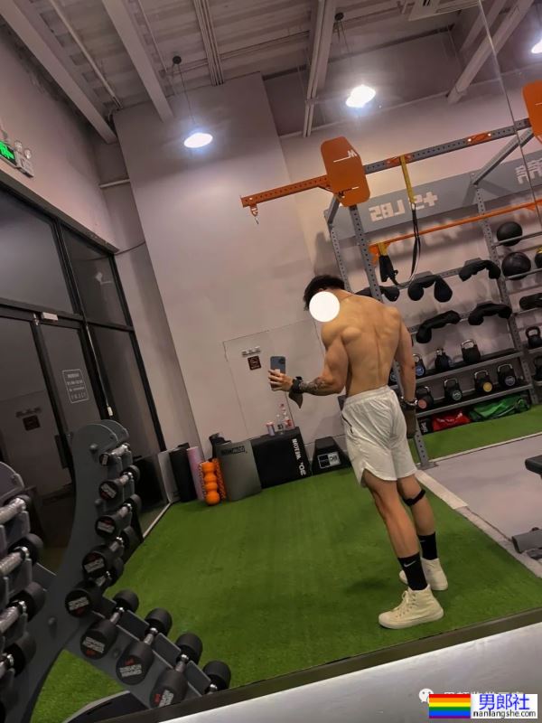 集体育生＋美术生于一体的腹肌男人 - 51虹马