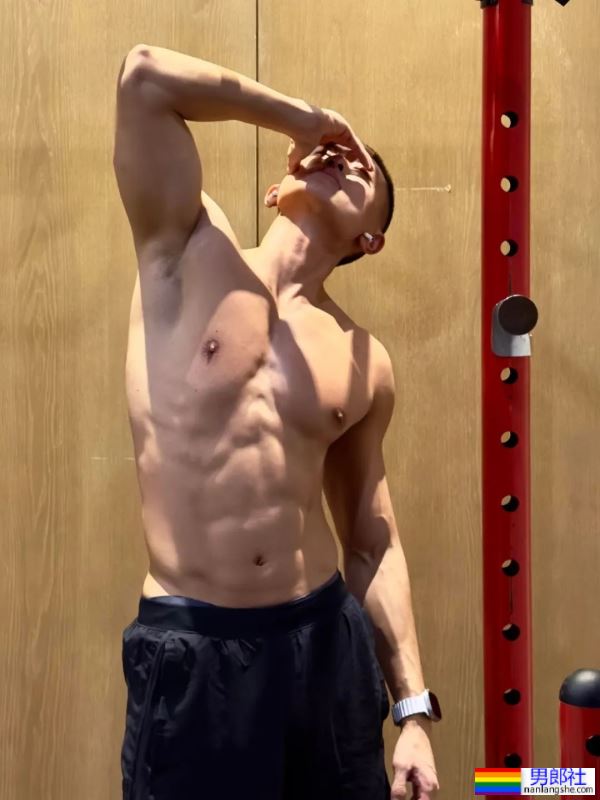 瘦瘦的台球小哥衣服下面居然藏着大胸肌 - 51虹马