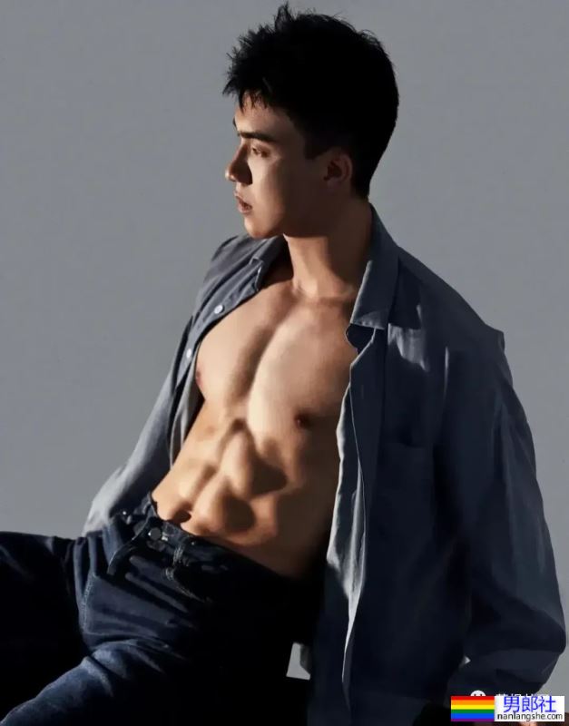 寂寞难耐的肌肉男，孤独在家有多性感 - 51虹马