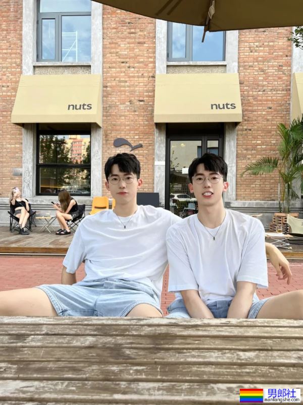 两个大长腿帅哥 - 51虹马