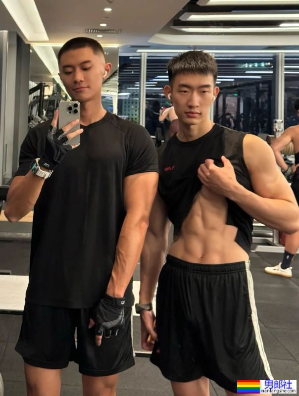 瘦瘦的台球小哥衣服下面居然藏着大胸肌 - 51虹马