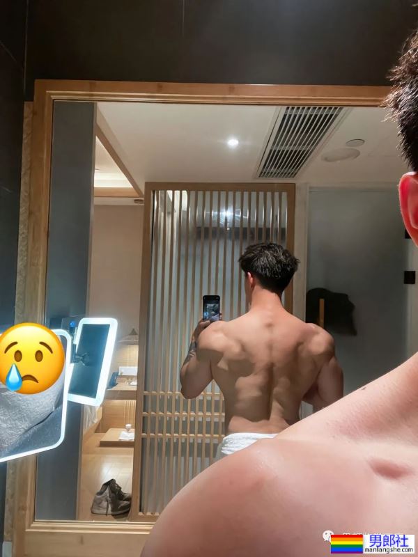 集体育生＋美术生于一体的腹肌男人 - 51虹马