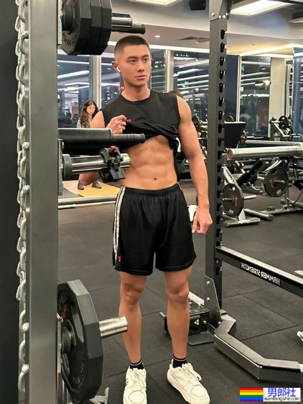 瘦瘦的台球小哥衣服下面居然藏着大胸肌 - 51虹马