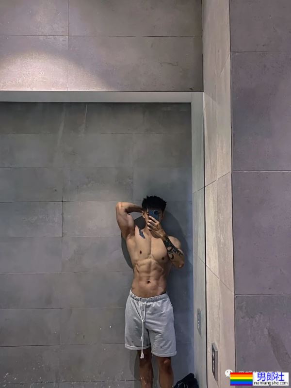 集体育生＋美术生于一体的腹肌男人 - 51虹马