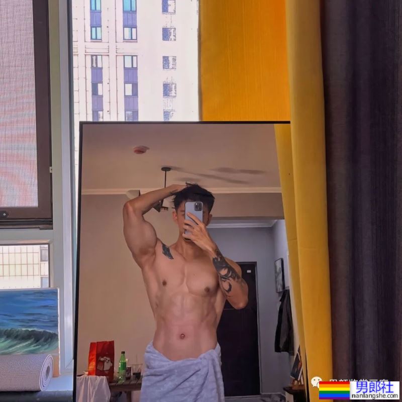 集体育生＋美术生于一体的腹肌男人 - 51虹马