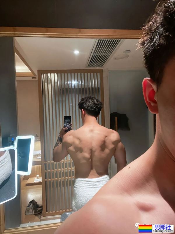 集体育生＋美术生于一体的腹肌男人 - 51虹马