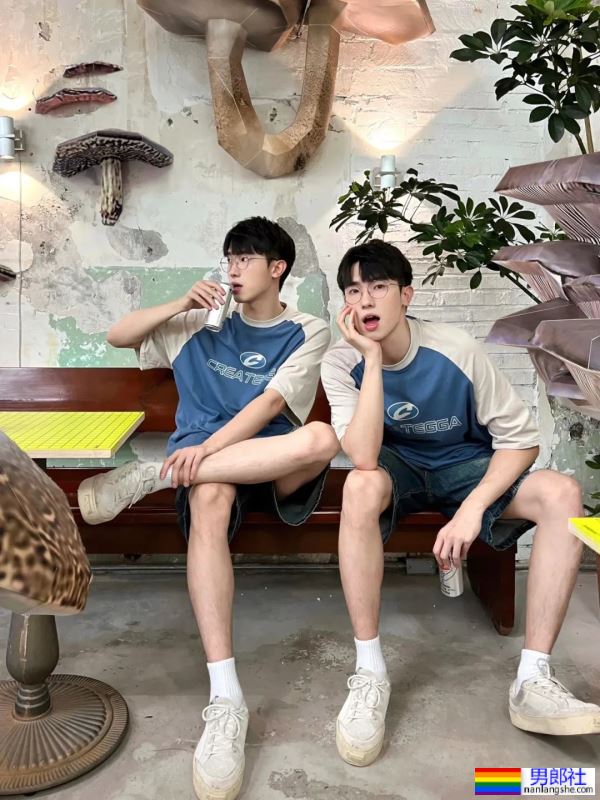 两个大长腿帅哥 - 51虹马