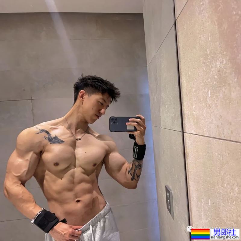 集体育生＋美术生于一体的腹肌男人 - 51虹马