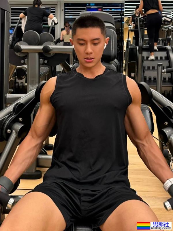 瘦瘦的台球小哥衣服下面居然藏着大胸肌 - 51虹马