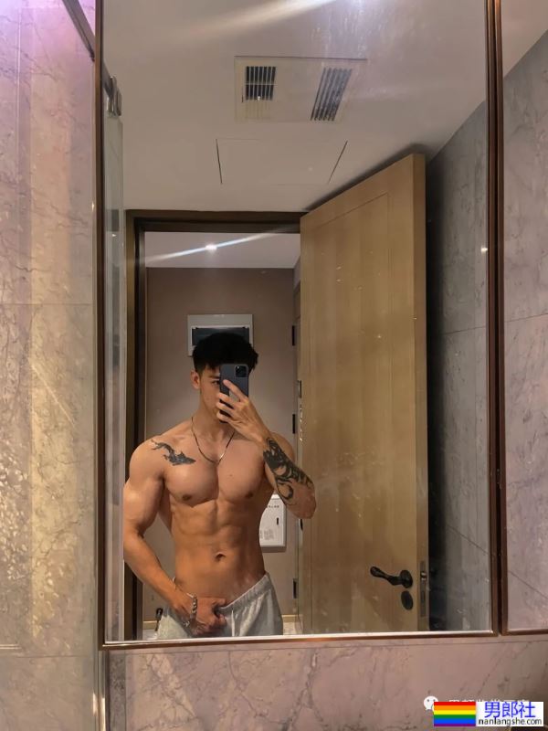 集体育生＋美术生于一体的腹肌男人 - 51虹马