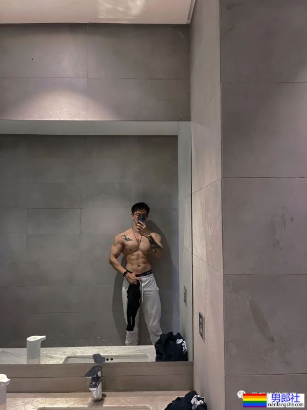 集体育生＋美术生于一体的腹肌男人 - 51虹马