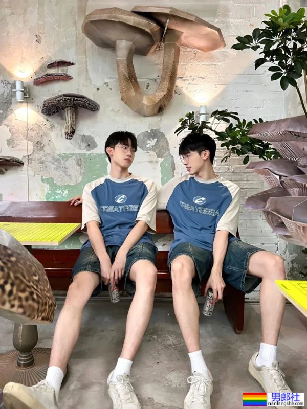 两个大长腿帅哥 - 51虹马