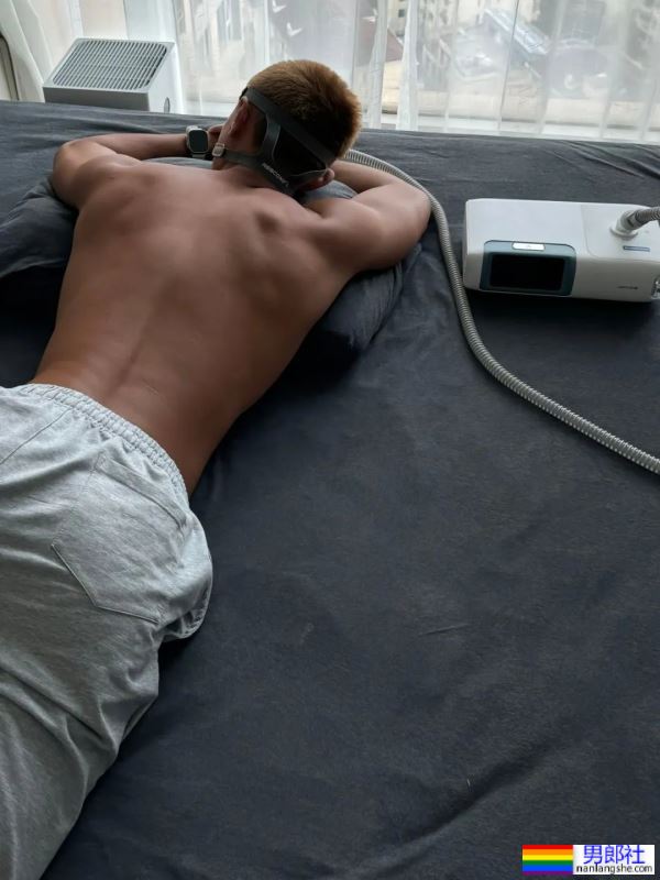 瘦瘦的台球小哥衣服下面居然藏着大胸肌 - 51虹马