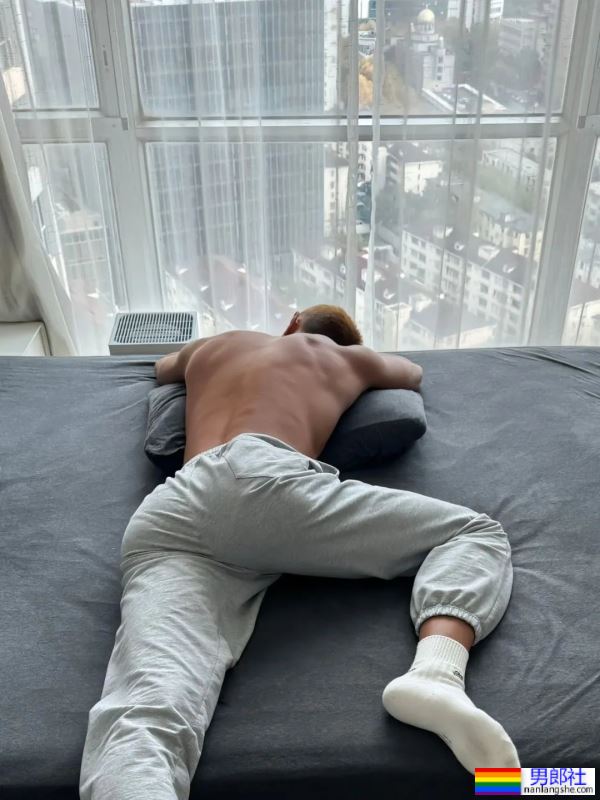 瘦瘦的台球小哥衣服下面居然藏着大胸肌 - 51虹马