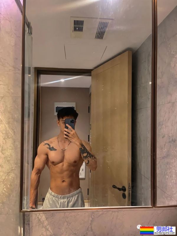 集体育生＋美术生于一体的腹肌男人 - 51虹马