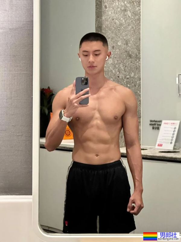 瘦瘦的台球小哥衣服下面居然藏着大胸肌 - 51虹马