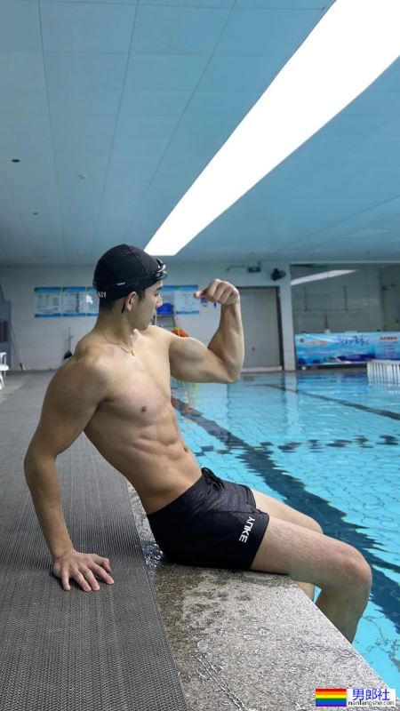 浙江183CM的男模，穿灰裤子真好看！ - 51虹马