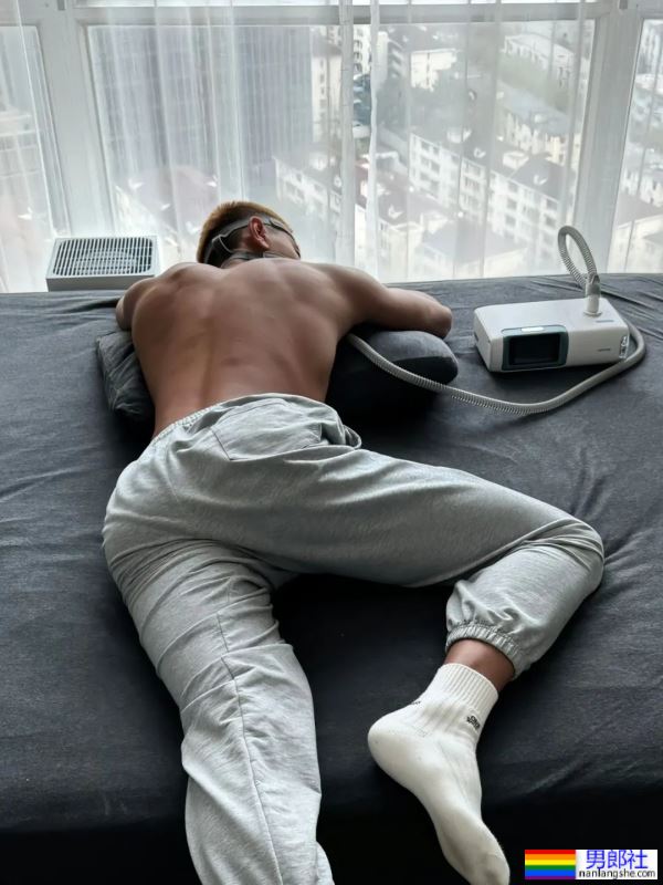 瘦瘦的台球小哥衣服下面居然藏着大胸肌 - 51虹马