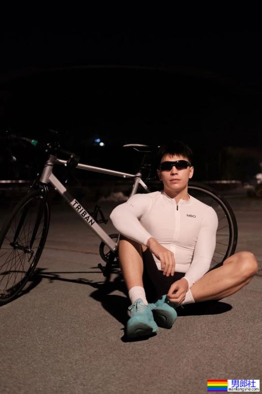 183cm斯文帅气正装男同事，私底下拍照居然这么野？！ - 51虹马