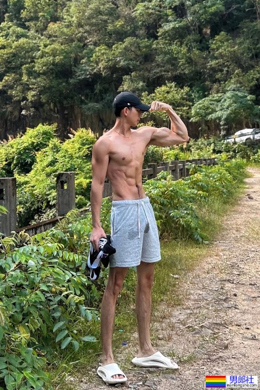 浙江183CM的男模，穿灰裤子真好看！ - 51虹马