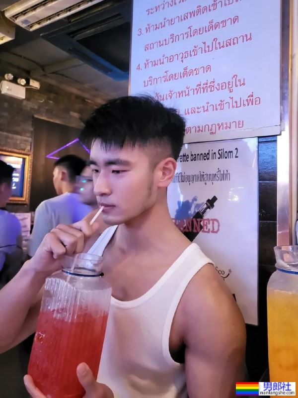 馋坏了，白袜黑皮体育生 - 51虹马