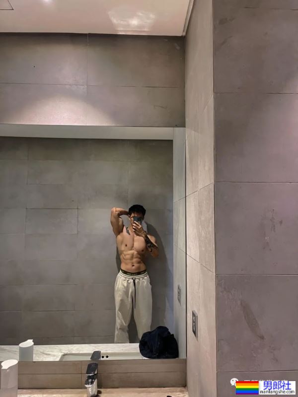 集体育生＋美术生于一体的腹肌男人 - 51虹马