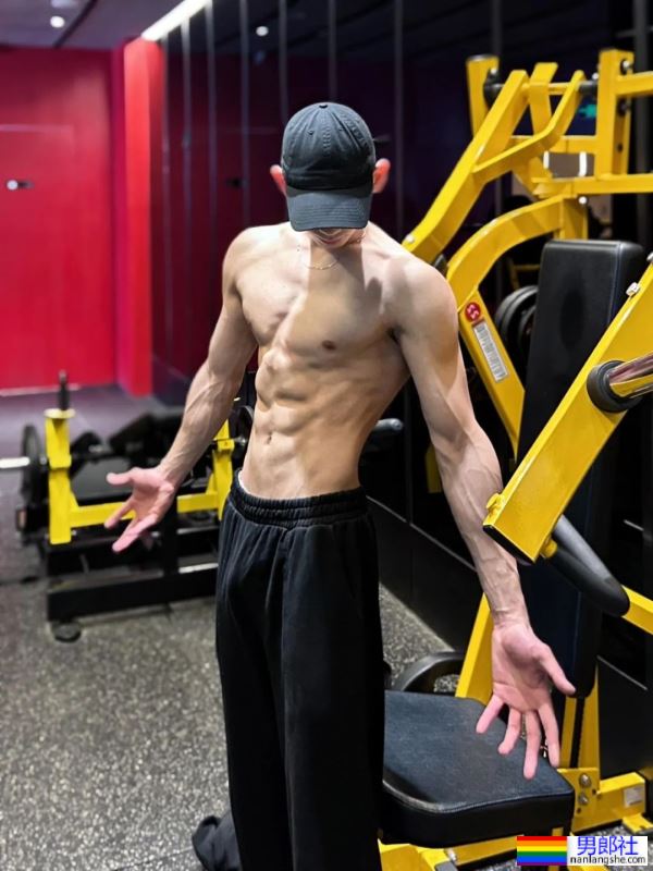 浙江183CM的男模，穿灰裤子真好看！ - 51虹马