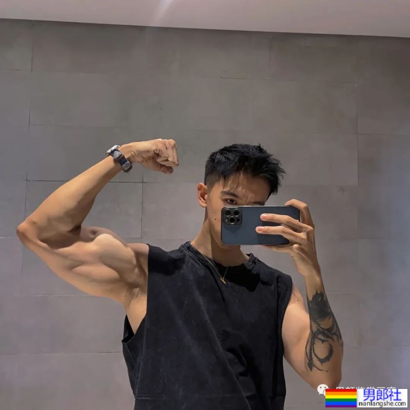 集体育生＋美术生于一体的腹肌男人 - 51虹马