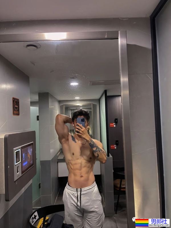 集体育生＋美术生于一体的腹肌男人 - 51虹马