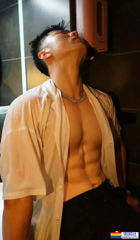 寂寞难耐的肌肉男，孤独在家有多性感-51虹马