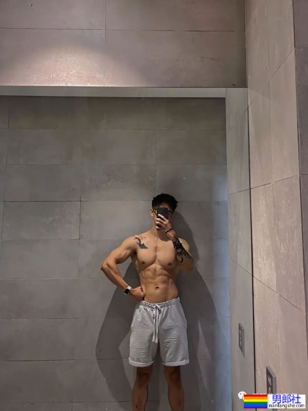 集体育生＋美术生于一体的腹肌男人 - 51虹马