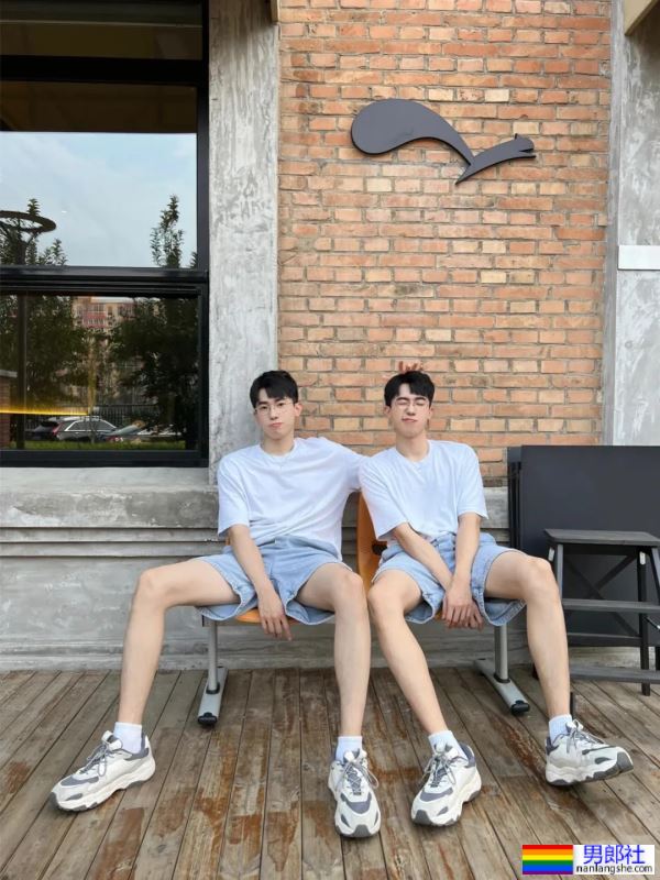 两个大长腿帅哥 - 51虹马