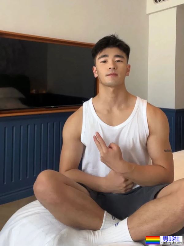 馋坏了，白袜黑皮体育生 - 51虹马