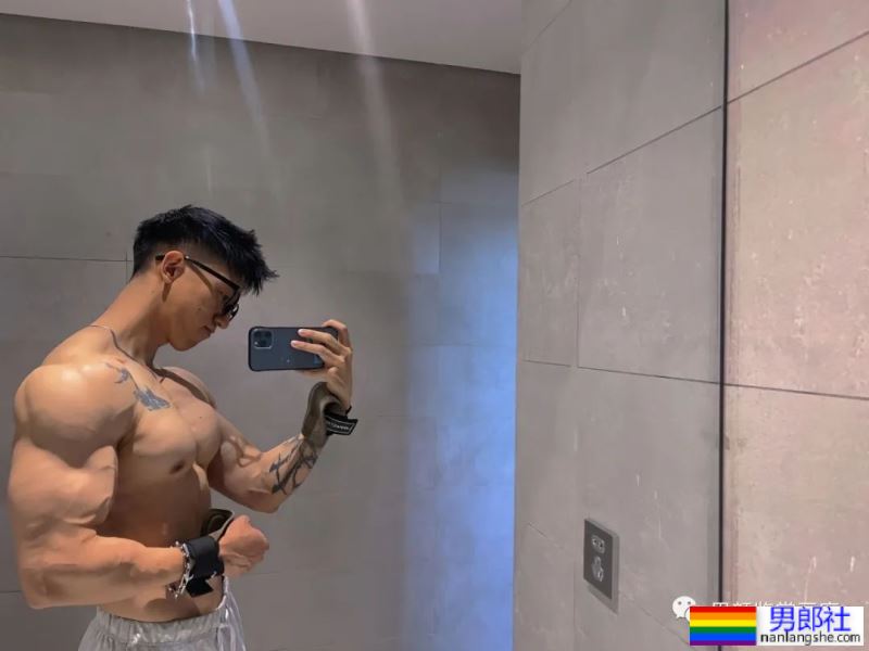 集体育生＋美术生于一体的腹肌男人 - 51虹马