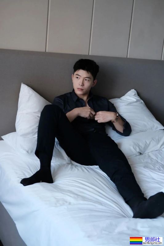 183cm斯文帅气正装男同事，私底下拍照居然这么野？！ - 51虹马