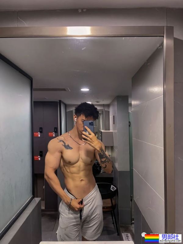 集体育生＋美术生于一体的腹肌男人 - 51虹马