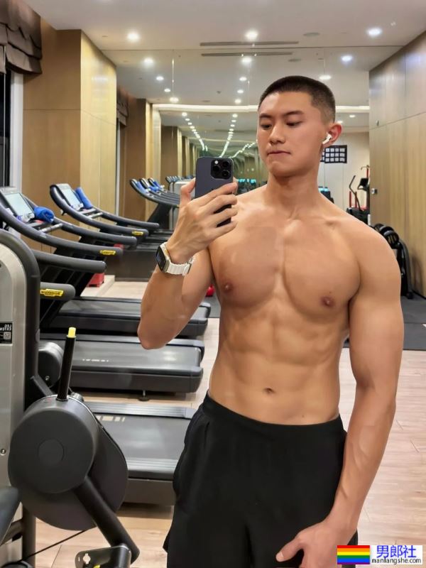 瘦瘦的台球小哥衣服下面居然藏着大胸肌 - 51虹马