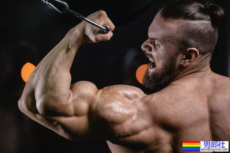 支配属性与「绿帽癖」的禁忌互动！ 霸道猛肌的同志族群：拜肌猛牛 - 51虹马