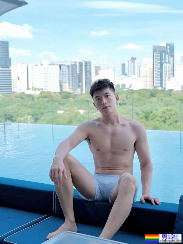 183cm斯文帅气正装男同事，私底下拍照居然这么野？！ - 51虹马