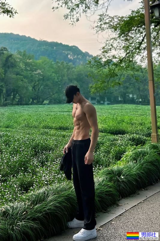 浙江183CM的男模，穿灰裤子真好看！ - 51虹马