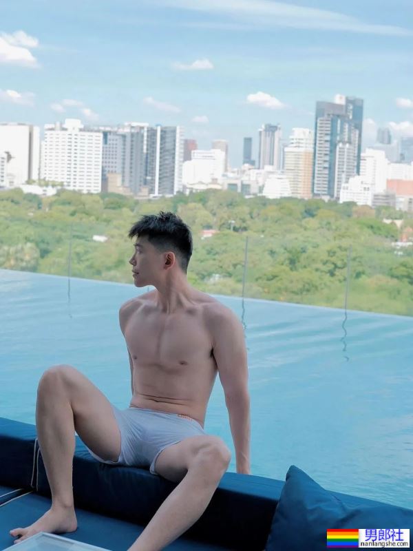 183cm斯文帅气正装男同事，私底下拍照居然这么野？！ - 51虹马