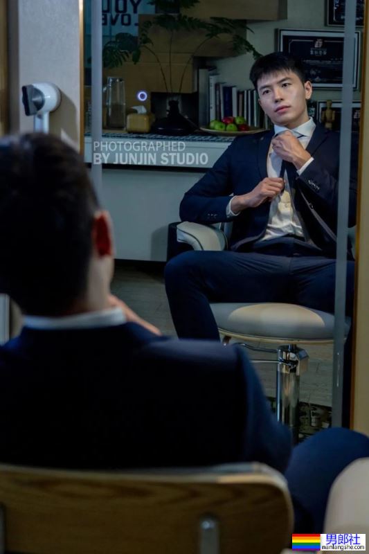 183cm斯文帅气正装男同事，私底下拍照居然这么野？！ - 51虹马