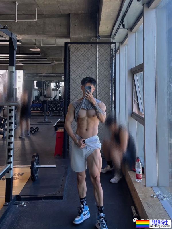 集体育生＋美术生于一体的腹肌男人 - 51虹马